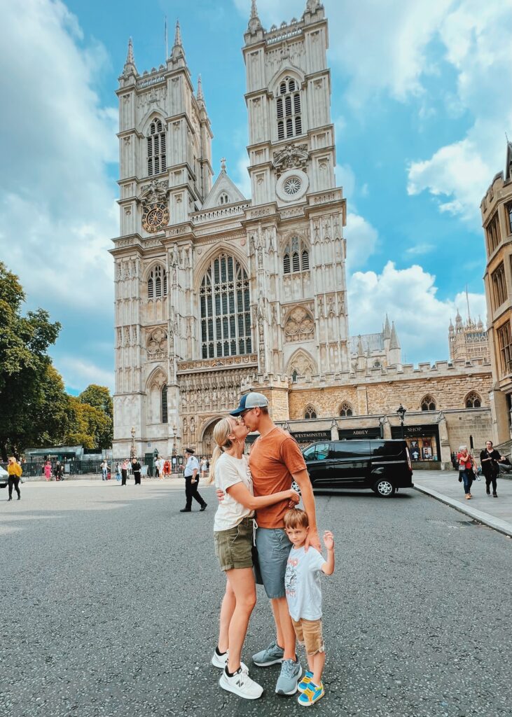 kiss in front of Westminster abbey